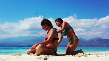 年轻的有趣的女性旅行有趣的海滩清洁白色沙子蓝色的背景